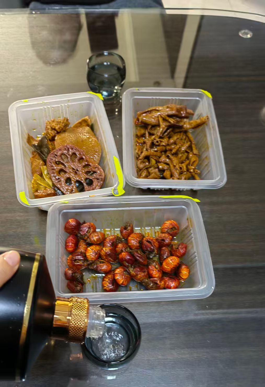 今晚朋友让去他家玩，好久没聚了，我两人也没做饭，直接买了三盒卤味——藕片、鸭肠，