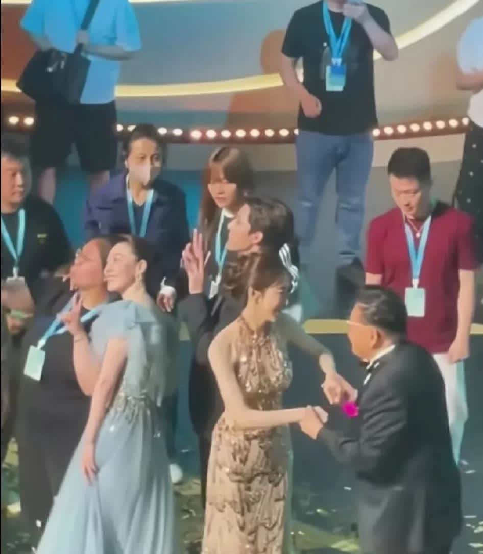 姜还是老的辣，出乎意料！原来白玉兰奖这照片是曹可凡主动过去拉住姜妍的手要合影留念
