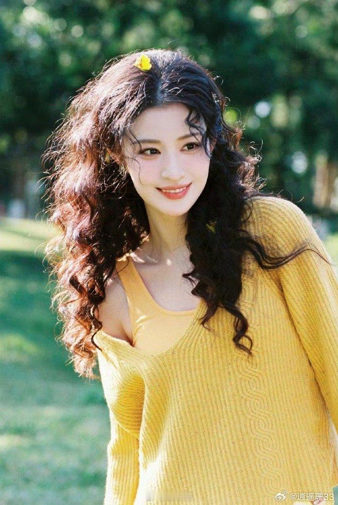 王楚然头像上新了王楚然的新头像系列太可了！黄色在绿草和花丛中显得特别清新，她笑