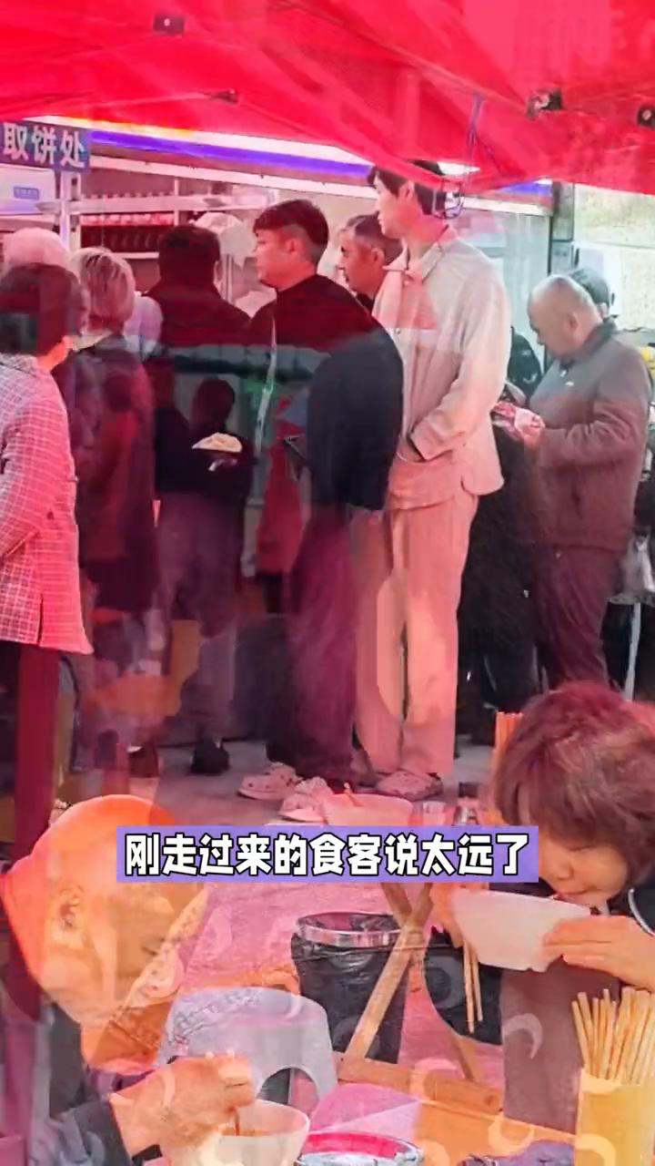 新开牛肉汤，下雨排队喝汤人真多。这里是洛阳机车厂路中州东路口，下着雨，排队喝汤