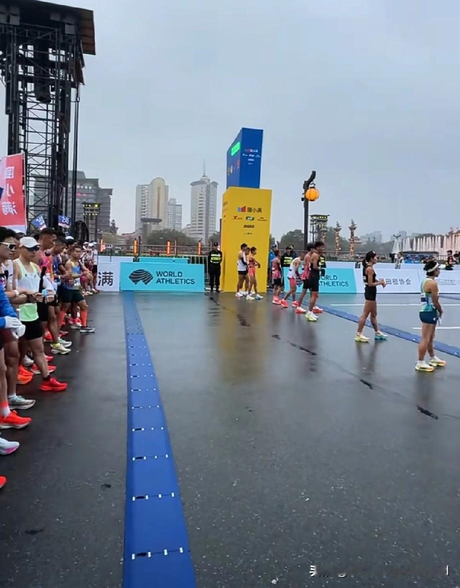 西安马拉松早七点半开跑，蒙蒙细雨中，38000人的参赛者，在自发大合唱的国