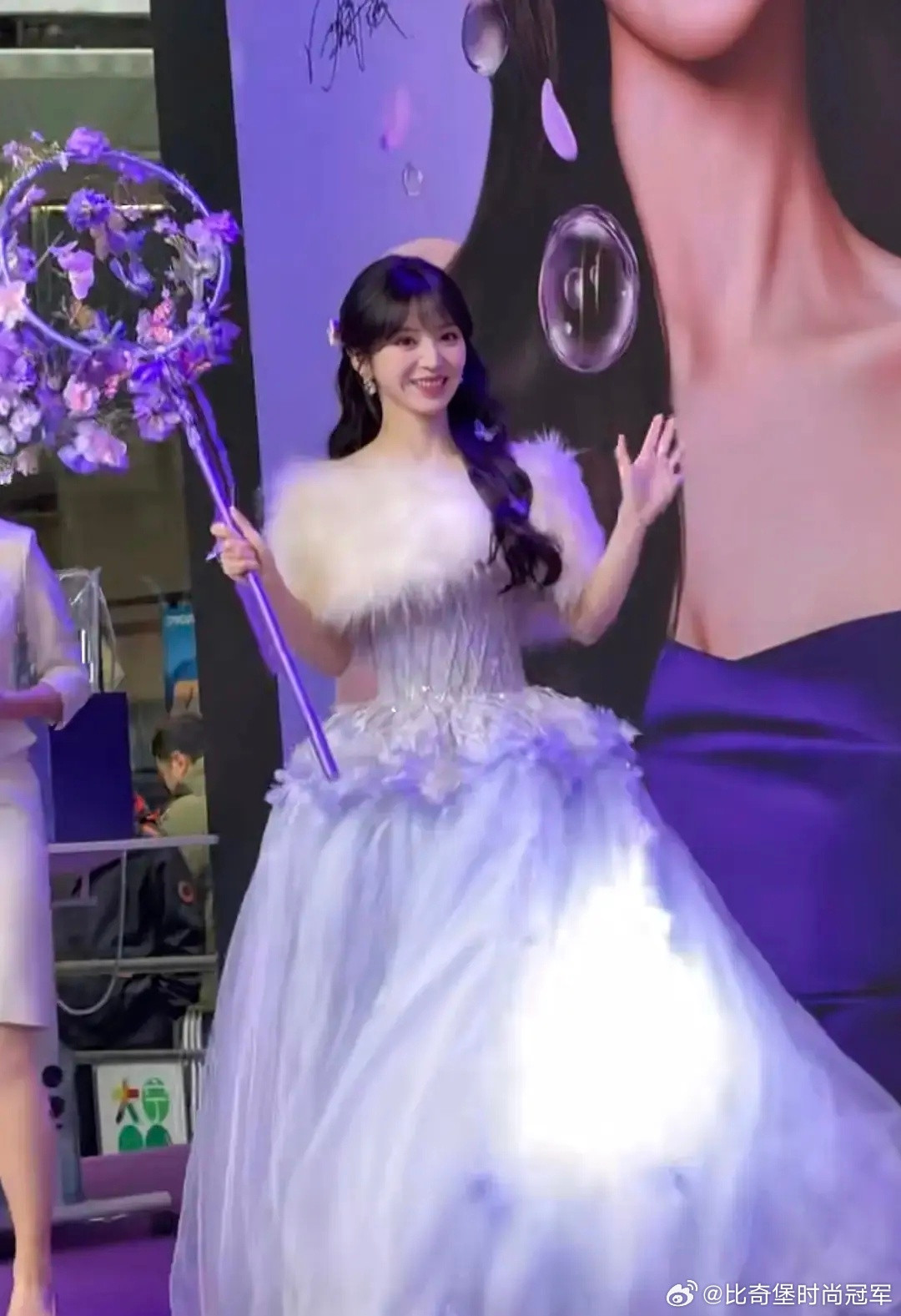 田曦薇真的好甜啊把刘海焊在头上吧这么好看为什么非要她换发型？