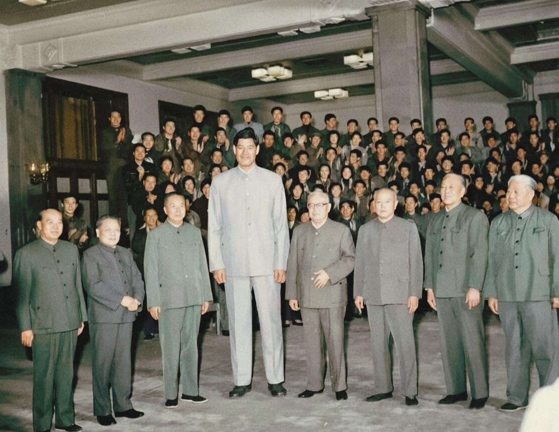 这张1978年的老照片太震撼了！2米28的穆铁柱，和国家领导人同框，一眼就看