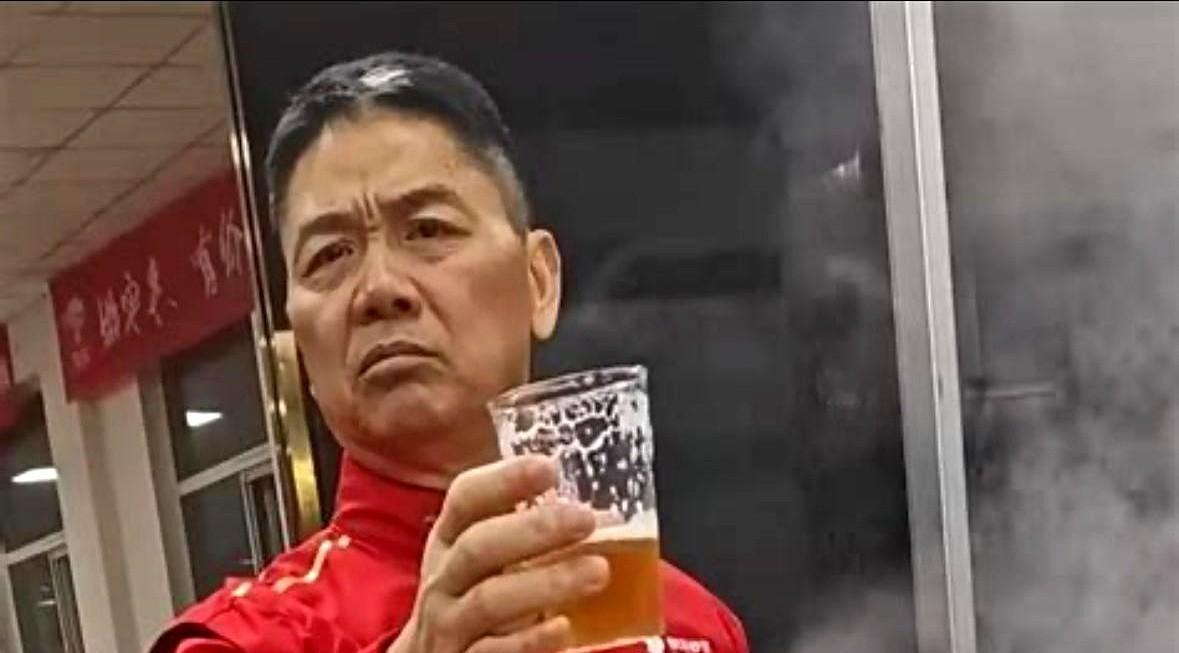 塑料盆咣当一声砸在矮桌上，散装白酒溅出来，像把“千亿身价”四个字当场浇灭。刘