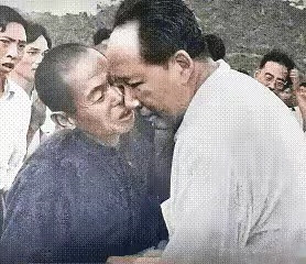 最打动我的，是毛主席身处群众中那些不经意的日常。铭记历史