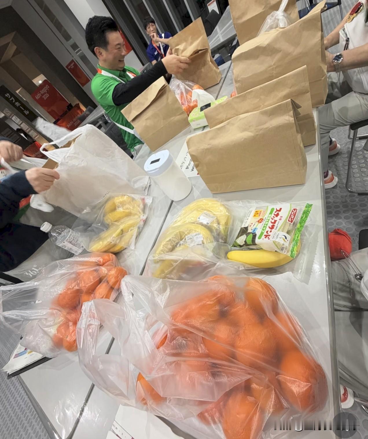 其实这次名古屋亚运会，除了交通和住宿，也有做得好的地方。这是乒乓球赛场志愿者发