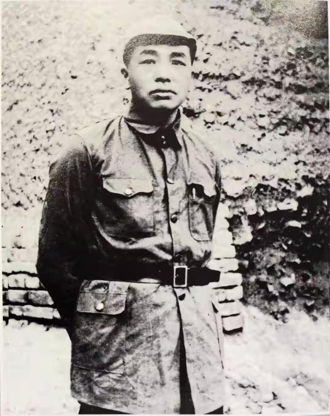 近代中国历史上，有一位关键人物，曾三次在悬崖边拉住中国。他很少站在台前当主角