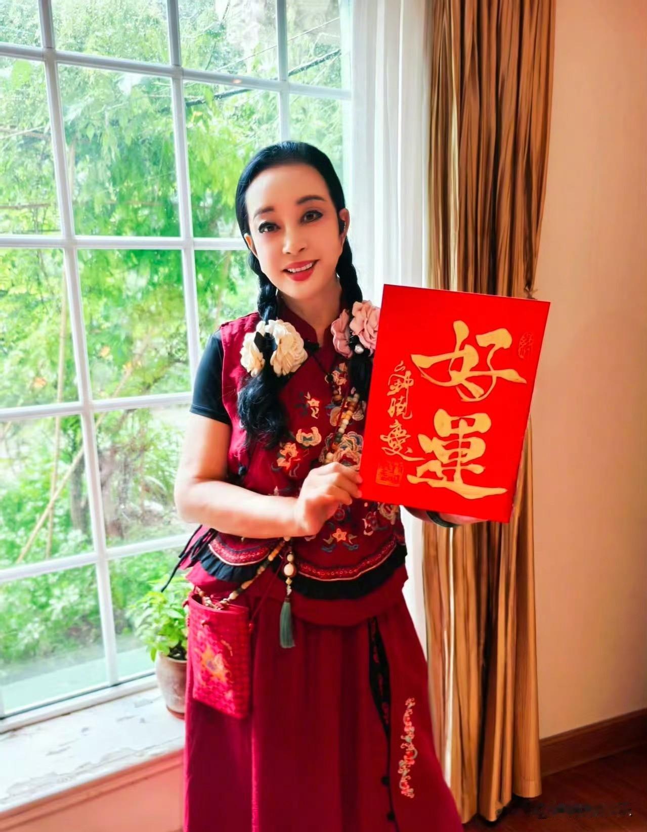 6月19日，刘晓庆端午节晒照，这造型又被网友吐槽了。图片中的刘晓庆，扎着两个