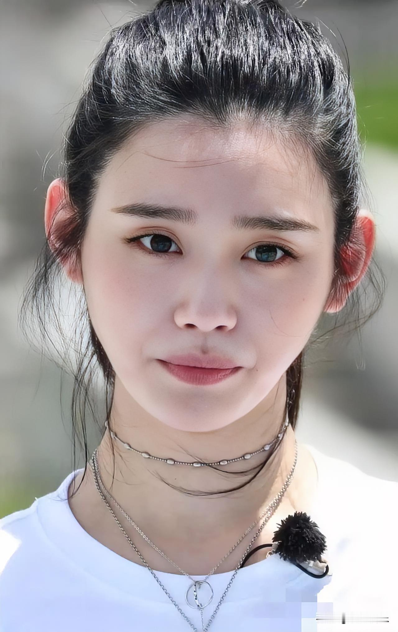 我妈眼睛挺毒辣昨晚跟我妈客厅闲聊，电视里正闪烁奚梦瑶的片段，我妈扫了一眼就说：