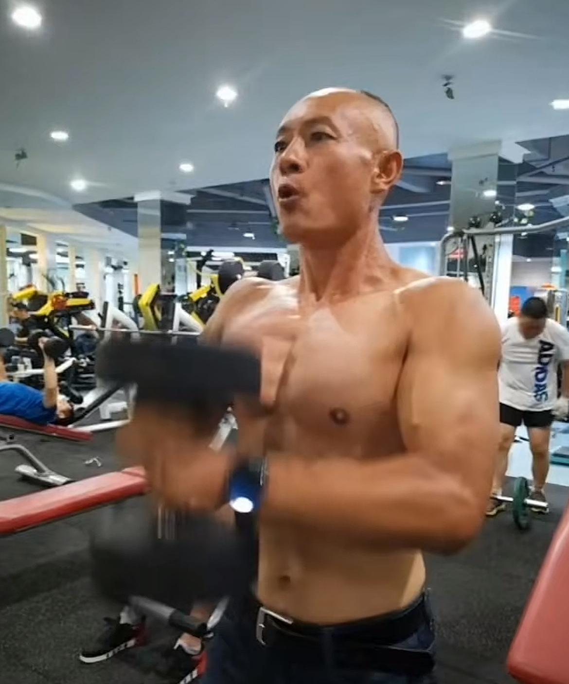 四川“业余顶尖”跑马选手陈毛去世，年仅57岁，浑身腱子肉，半马跑到1小时21分钟