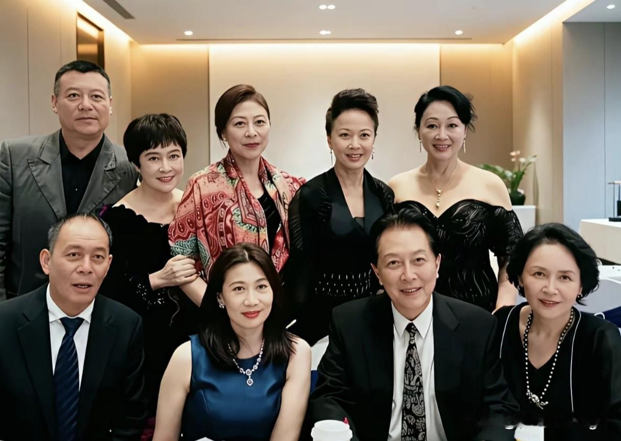 这张照片里，一群老戏骨难得聚在了一起，前排坐着唐国强，宋晓英，陈玮夫妇；后排站着