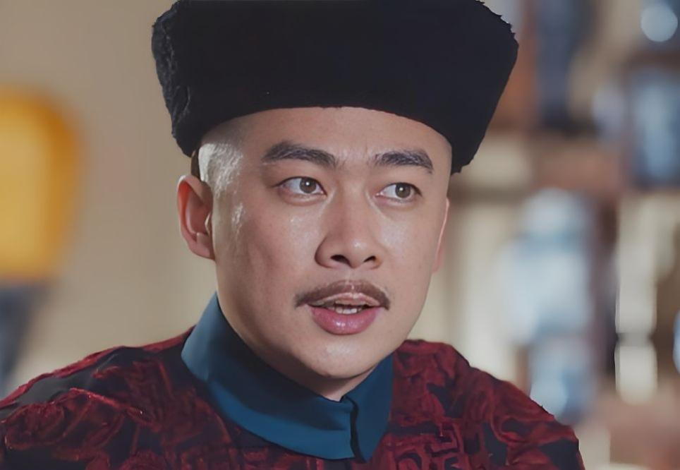 年羹尧刚被赐死，岳钟琪就被锁拿进京，雍正盯着岳钟琪跪在血诏前的侧脸，轻声说道：“