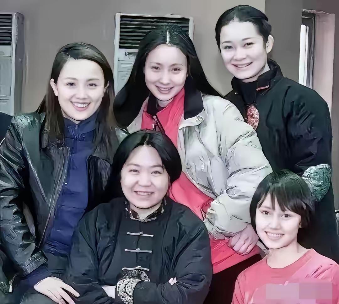 五位明星同框照实在是太美了，但是有一位美女已经过世了，你们认识吗？她的演技精