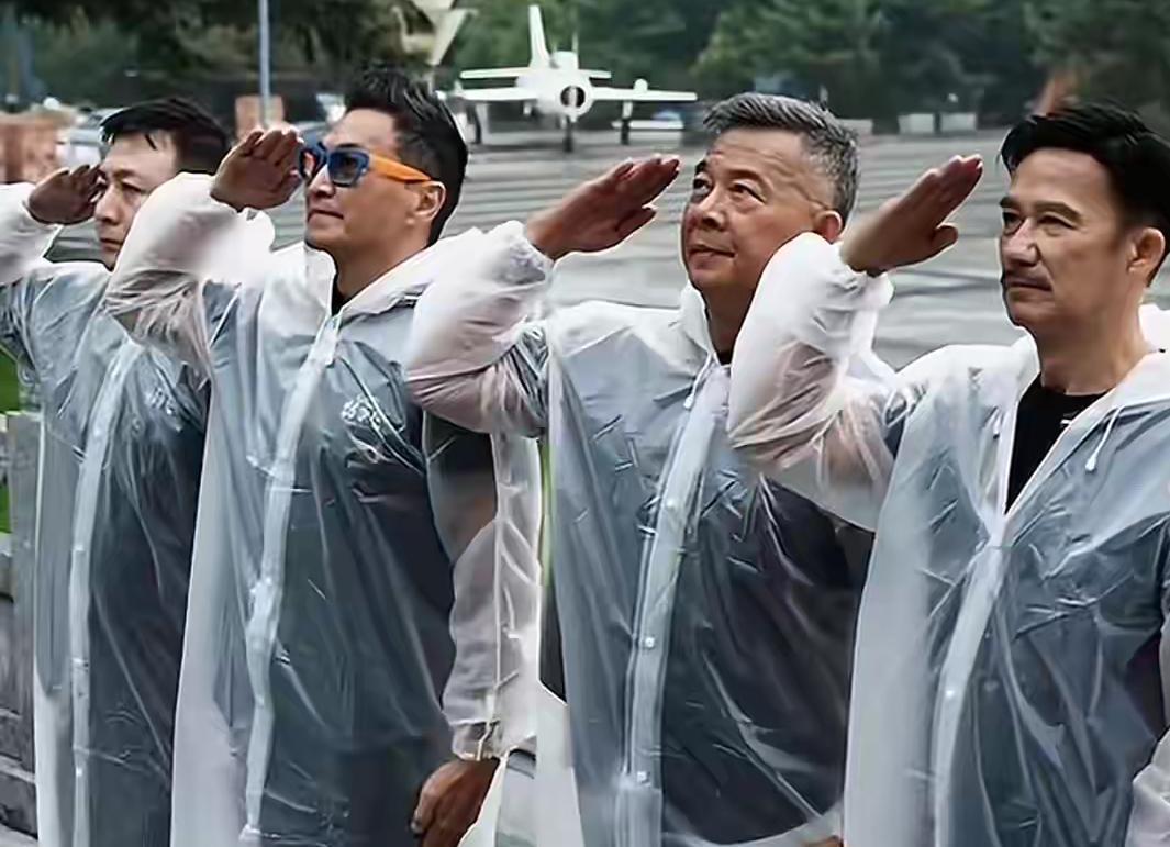 这两天被一组港星的长白山之行刷屏了！何家劲带着李子雄、吴毅将等好友，原本是去自家