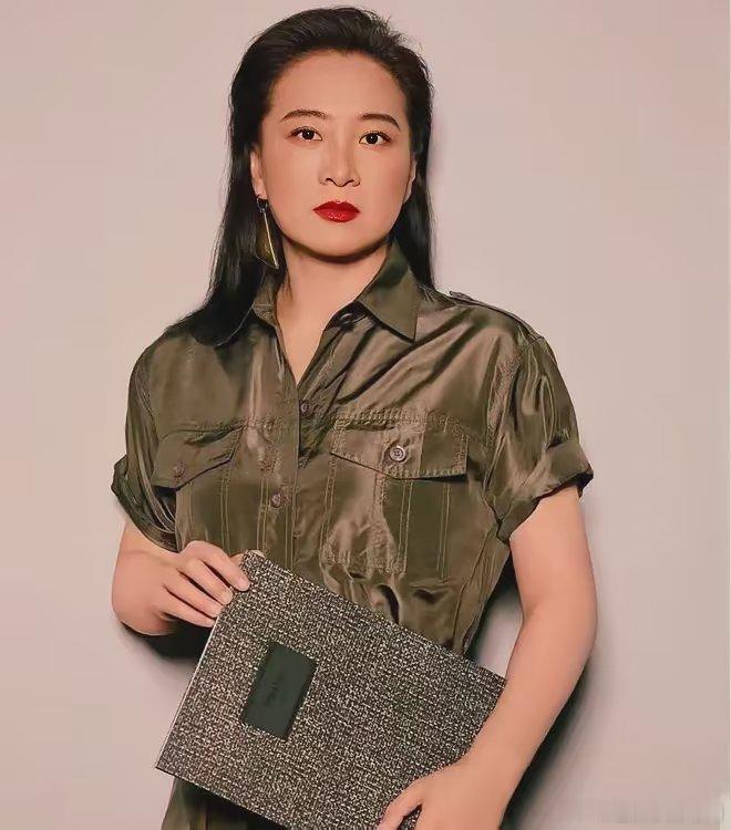 发现了吗？很奇怪，自从贾玲减肥后，其实口碑一直在下降，胖的时候她怎么做，大家都喜