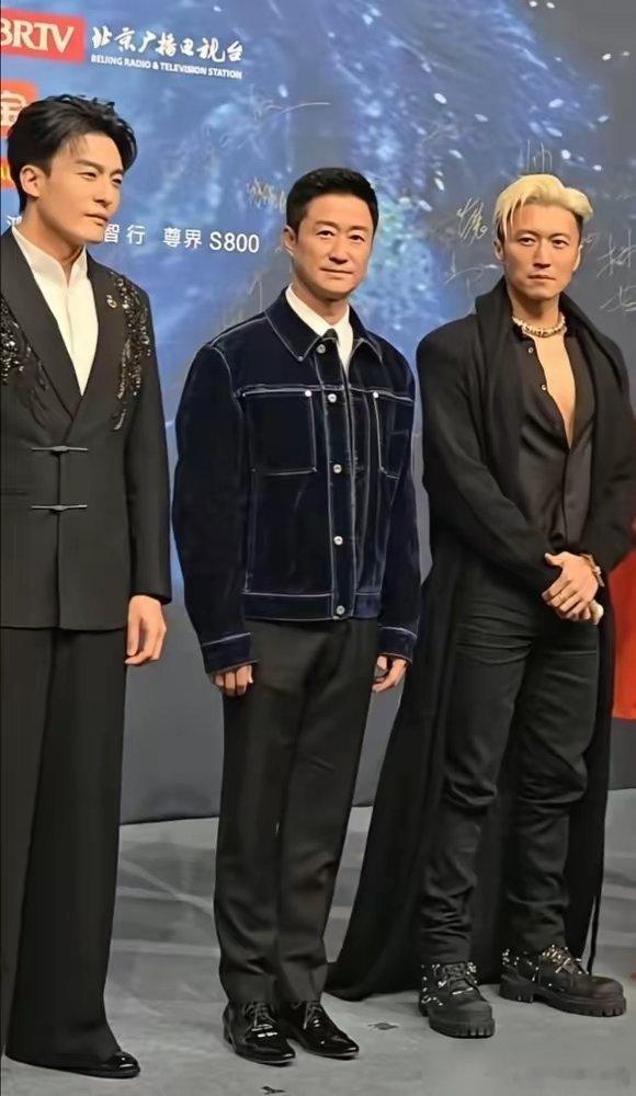 零下8度，45岁谢霆锋敞开了怀，吴京的眼神亮了。北京微博之夜，红毯上的风刮得像