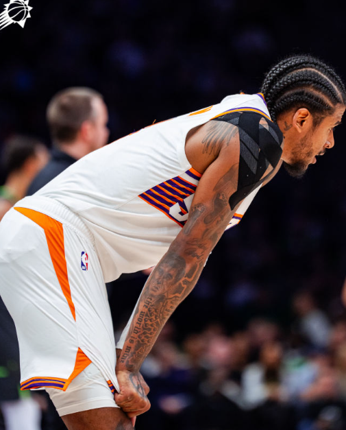 杰伦格林的得分套路杰伦格林一般先试试三分，再尝试突破，如果突不进去，这比赛凉