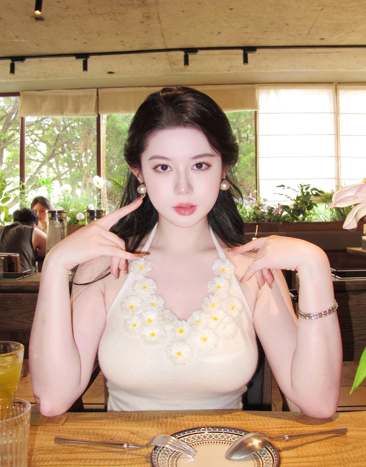 上联：晴光入户，佳人似玉临餐座下联：香饮在怀，丽影如诗映盏波对联对对联飞花
