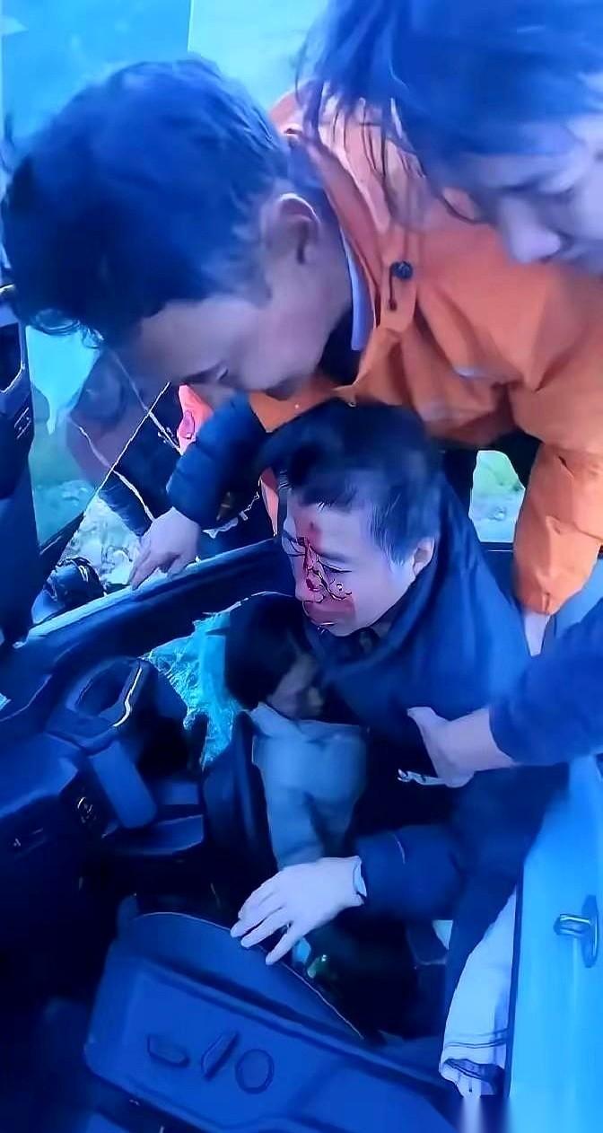 嘴里的牙膏沫都还没来得及吐，眼睁睁看着一辆两吨重的越野车，直接从盘山公路栽下了悬