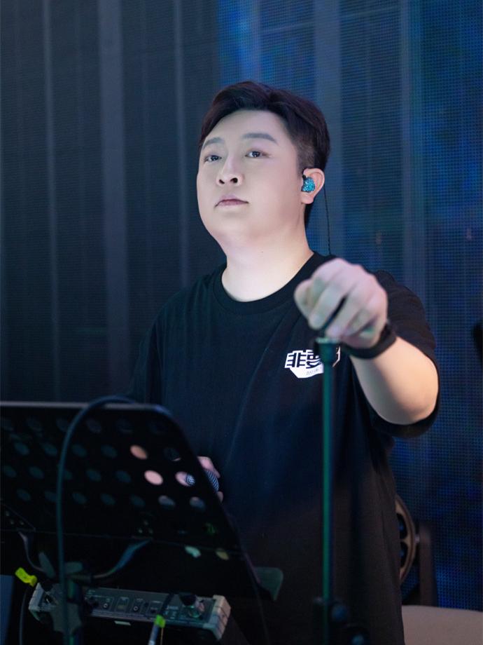 德云社长得好看的演员，三哥孔云龙算一个，四哥曹鹤阳也算一个。昨日，曹鹤阳晒出了参