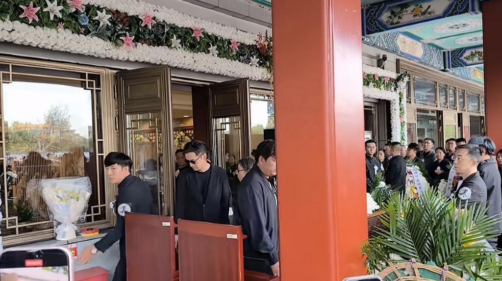 游本昌告别仪式现场的画面曝光，引发不少讨论。胡歌和陈龙送别结束准备离开，却被一路