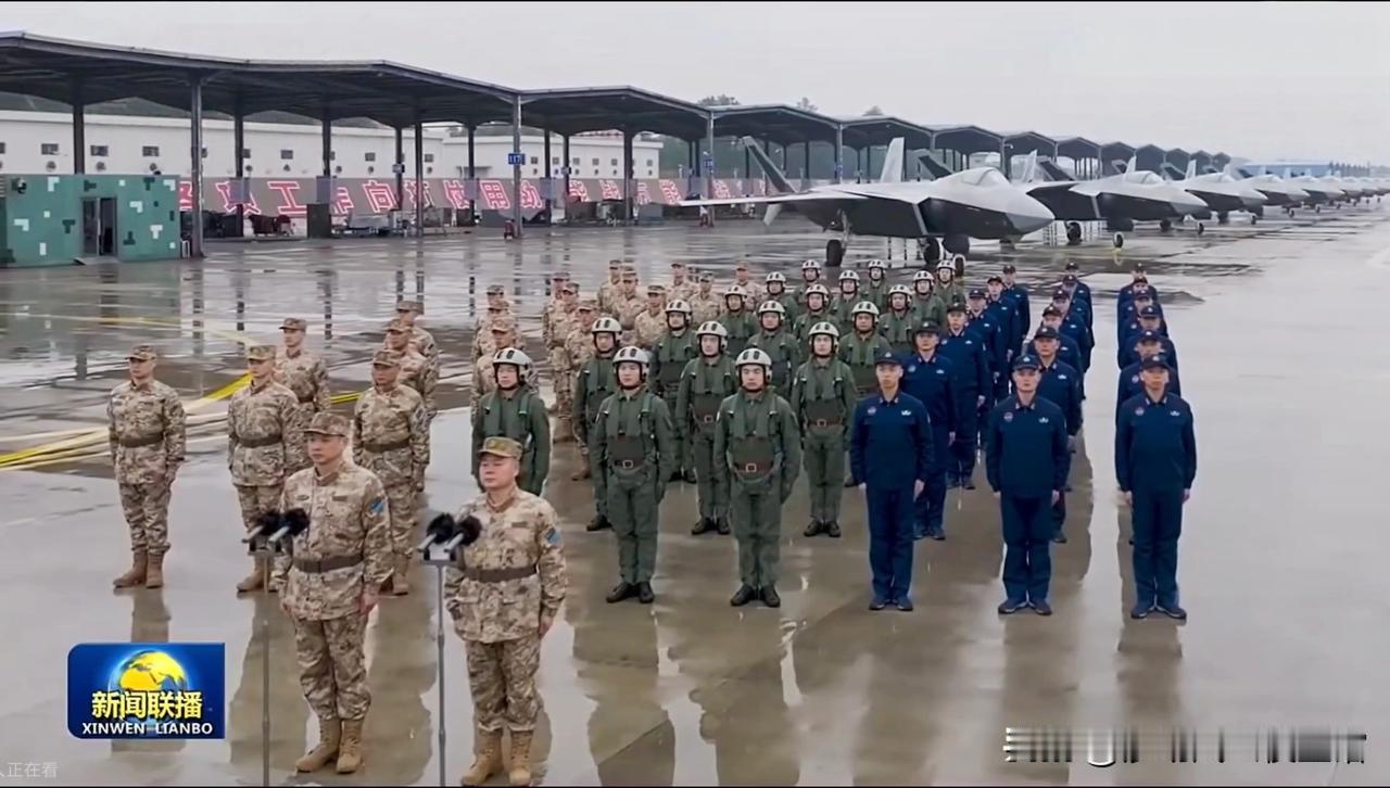 央妈官宣，歼-20A大批量列装相比歼-20，歼-20A座舱后与机背平滑隆起（粗
