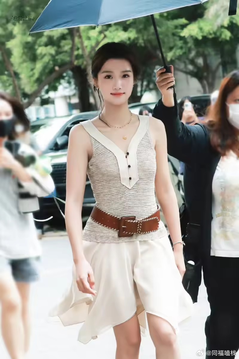 卢昱晓今日份折月亮上班！新鲜的噜噜晓！云厘女神好美！​​​