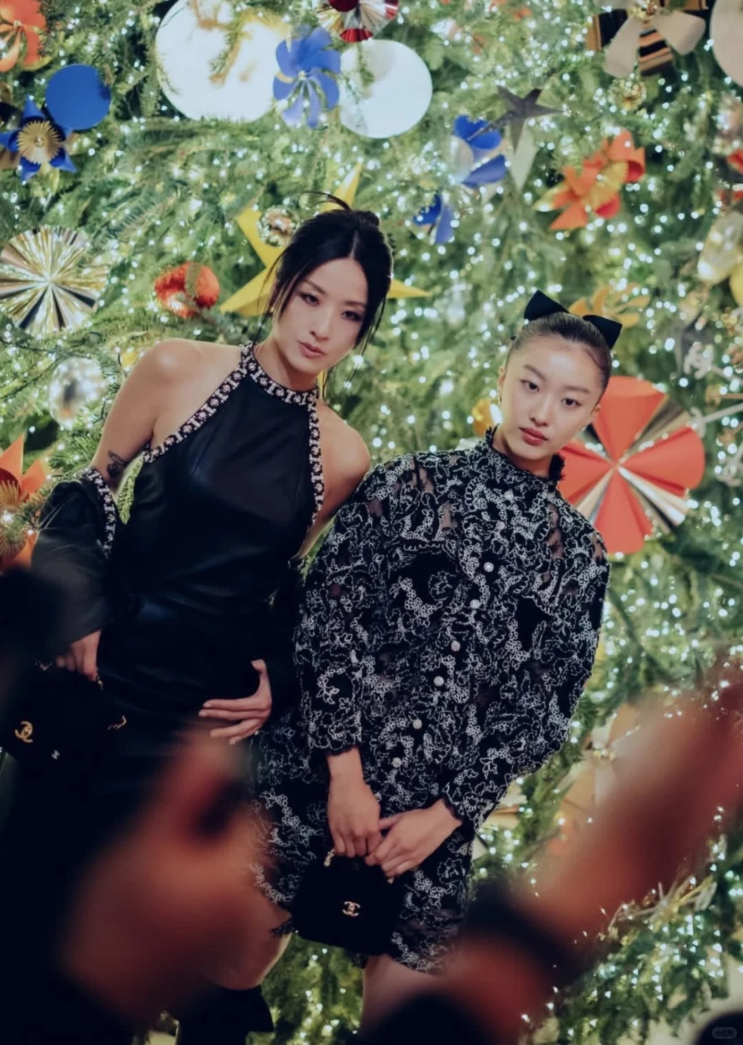 陈康堤和妈妈徐濠萦，一起出席香港半岛酒店的圣诞灯饰活动