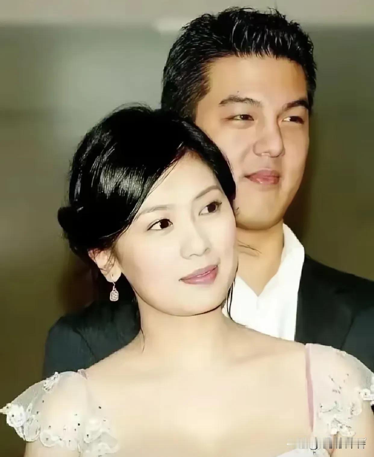 2005年，贾静雯与孙志浩未婚生子。但生产那天，孙志浩却说:“我弱精症哪来的孩子