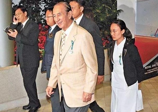 2007年，85岁的赌王中风入院，貌不惊人的小护士邓咏诗，愿给赌王擦身体。结果没