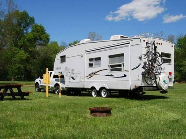 玩大了！浙江杭州，男子和妻子、朋友一起外出露营游玩，吃饭喝酒期间，妻子丝毫不给男