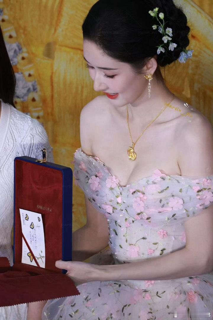 王玉雯一字肩花朵长裙饱满的明媚的莹润的娇俏的，所有的美好词汇今天都可以用