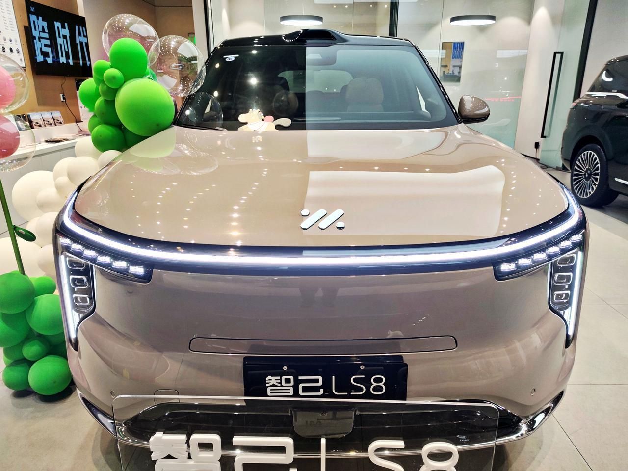 冠军一步之选《智己LS8》全新智己LS8由智己汽车打造，是上汽集团、张江