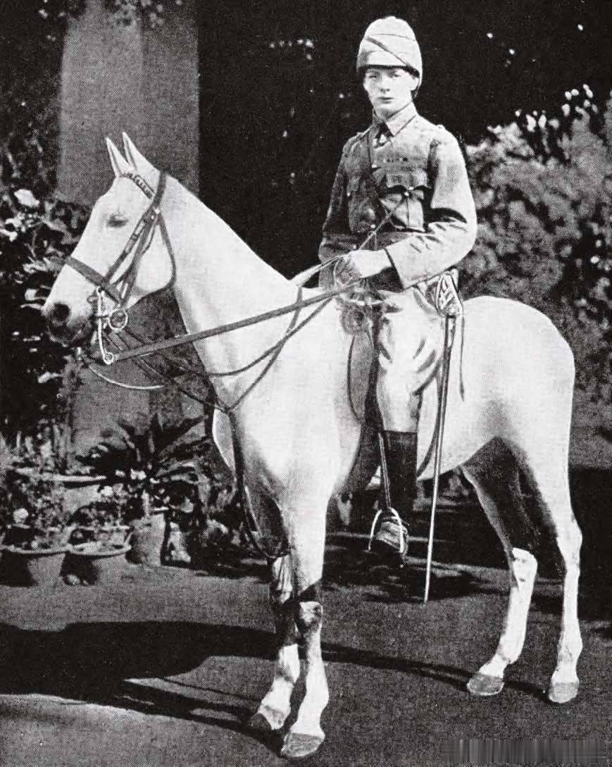1897年丘吉尔在印度班加罗尔留影。1896年到1899年春，他作为骑兵军官跟随
