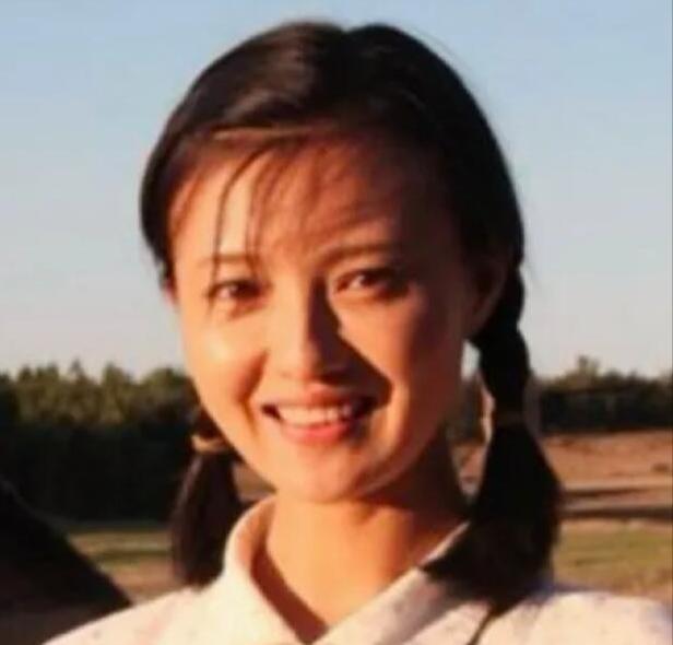 1976年，25岁女知青红梅抱着4岁的儿子回到北京。哪知，她的母亲竟跳着脚大骂：