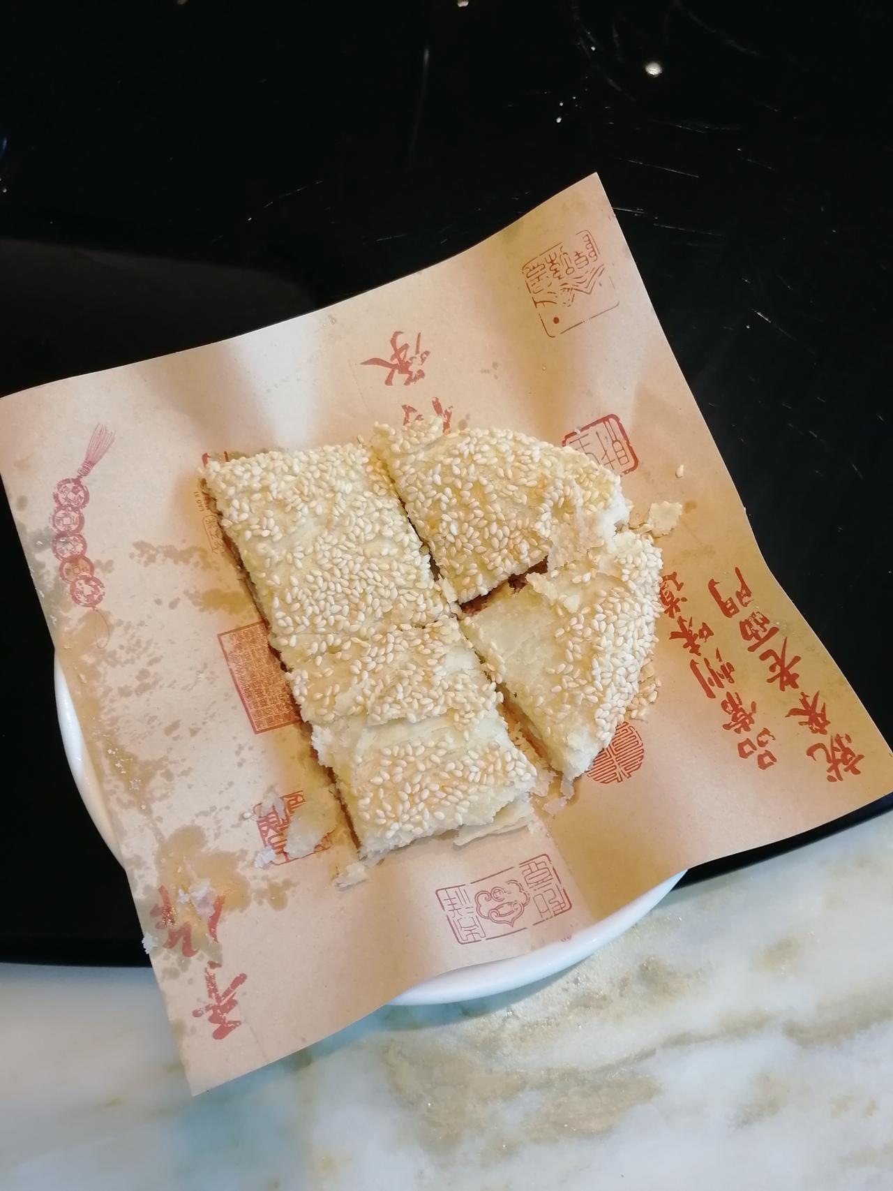 我住在老梅西红梅店旁边的一家宾馆里。听当地朋友说，这是一家相当不错的饭馆，极力推