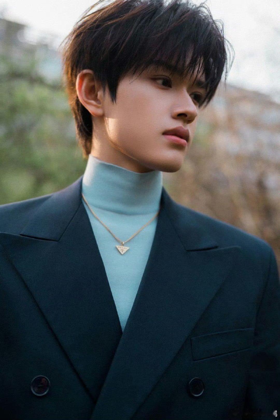 张极海军蓝suit造型张极高领毛衫张极身着海军蓝西装，内搭高领毛衫，将正式与休