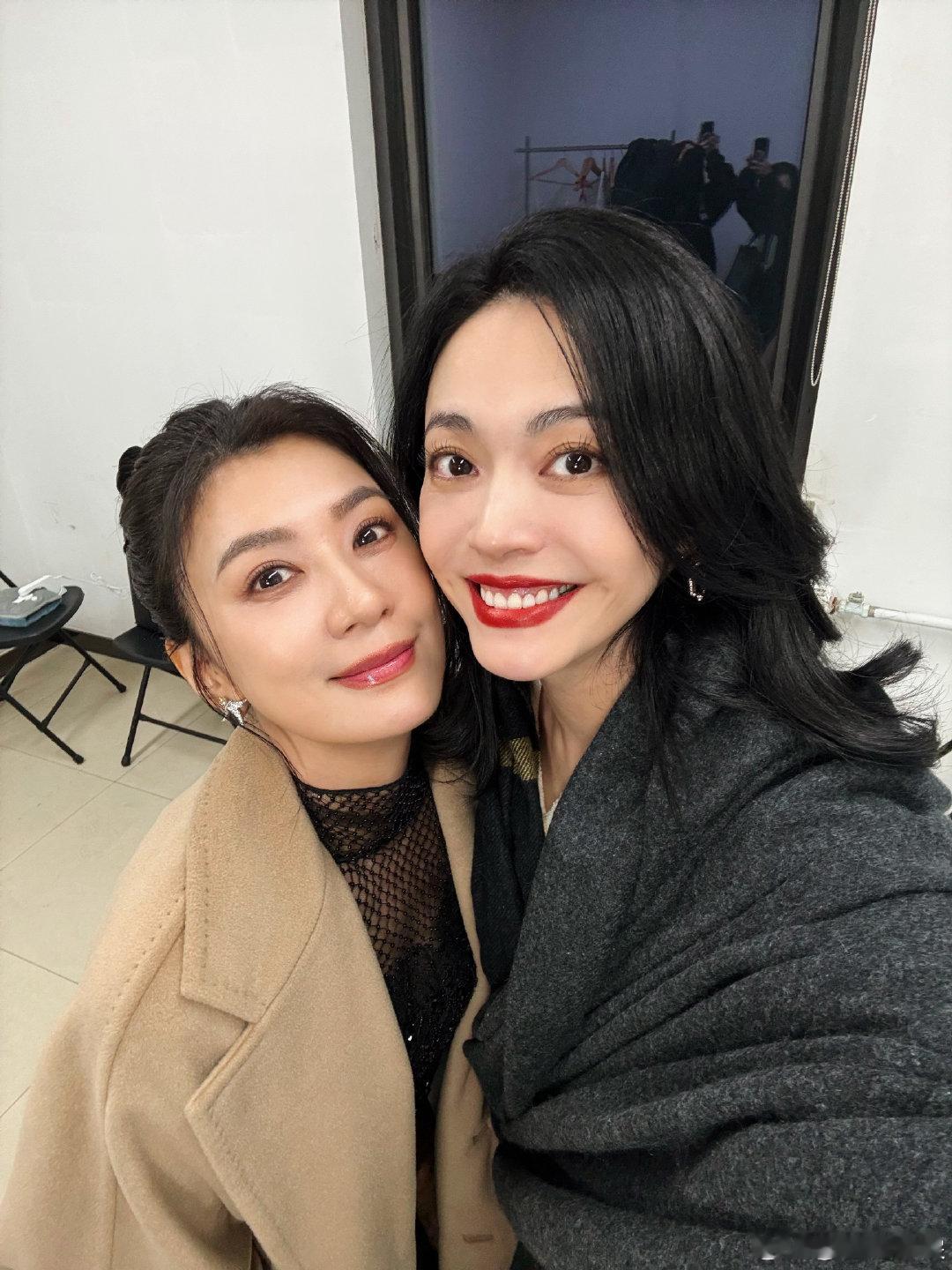 贾静雯晒与姚晨合照贾静雯姚晨后台合照贾静雯分享了和姚晨的合照，两位姐姐皮肤紧致