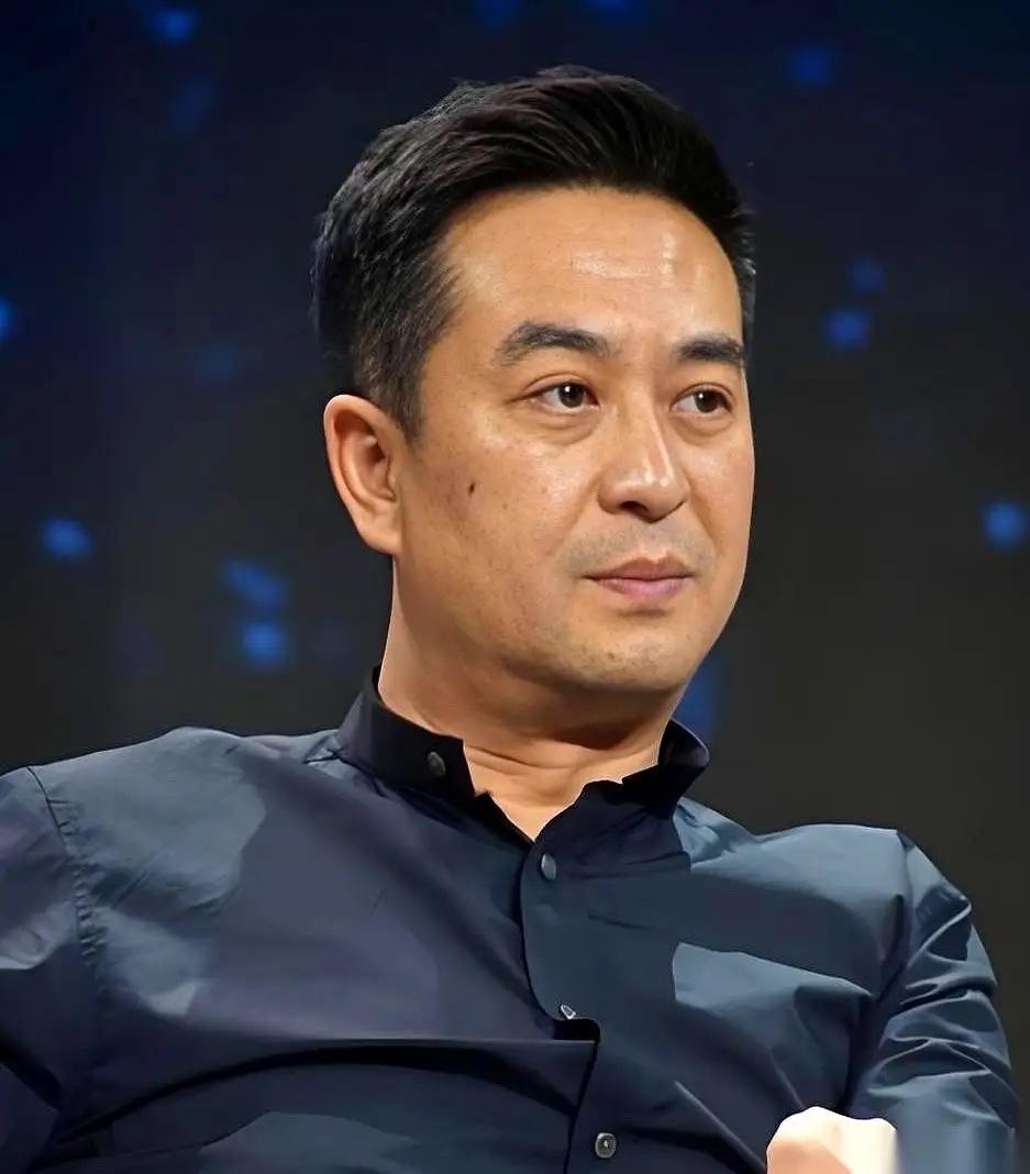 张嘉益的饭局上，聊谁都行，唯独一个名字，谁提谁尴尬。离了杜珺，他没一句恶言，