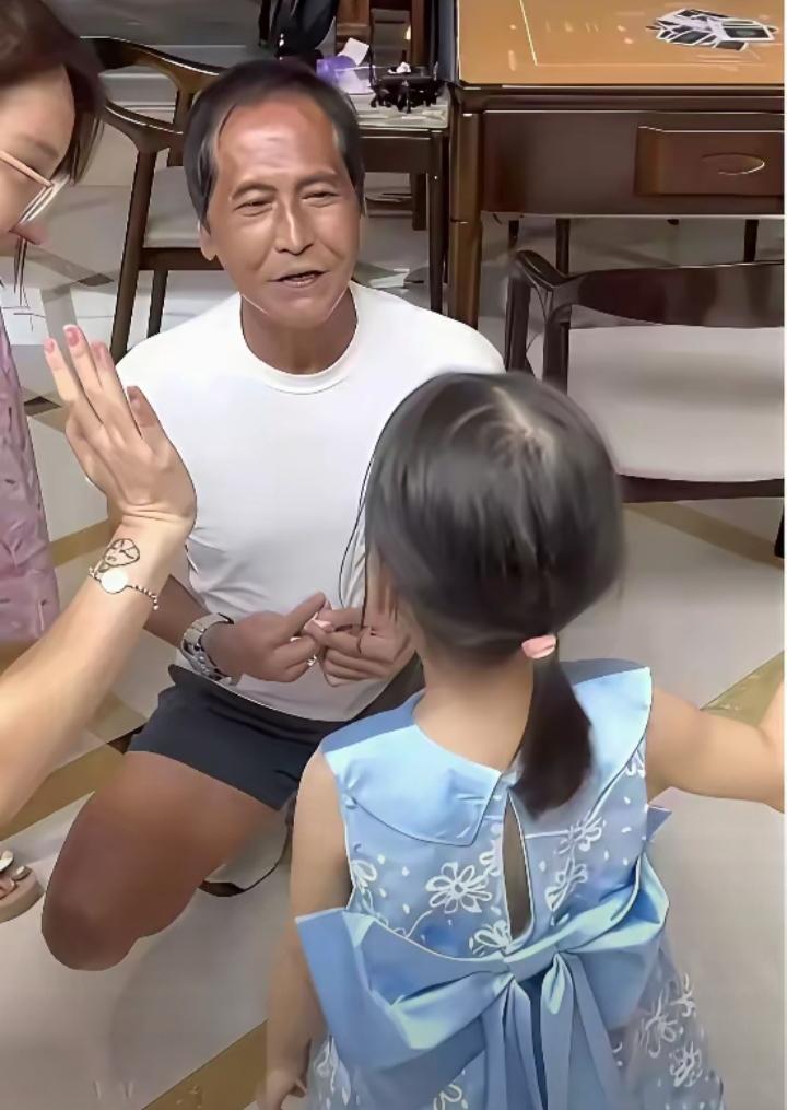 66岁的齐秦近照曝光，陪宝贝女儿温馨同框，画面太美了。如今的齐秦也老了，他两