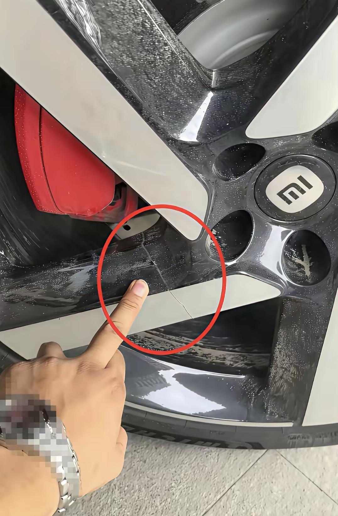 这个轮毂是裂了还是什么损伤了？