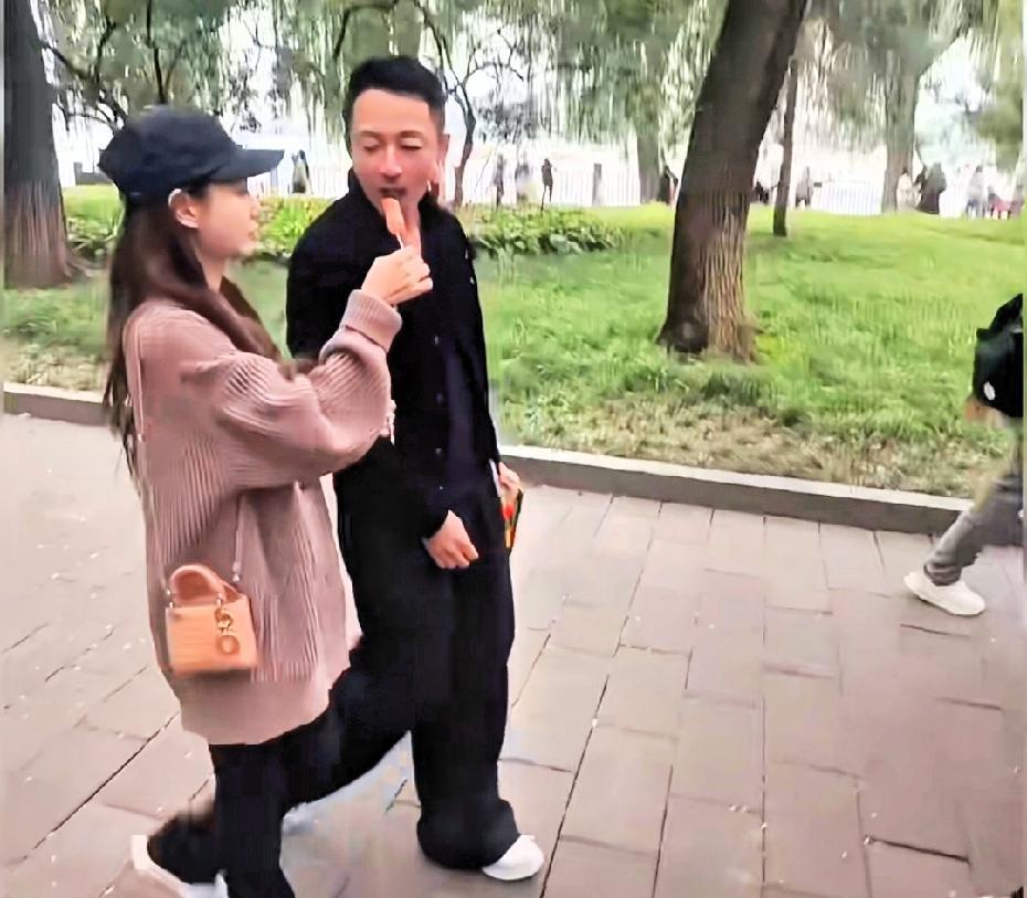 汪小菲带马筱梅到北海公园坐船，感觉她俩感情还不错！尤其汪小菲还挺贴心，看马筱梅好