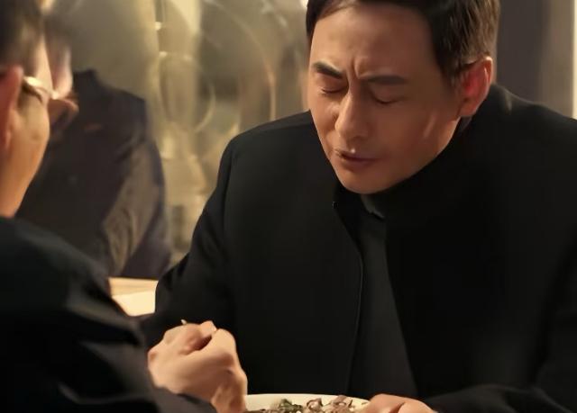 《以法之名》不懂就问：目标人物孙飞逃亡途中突然在羊汤馆门口停下，非要去吃一碗面，