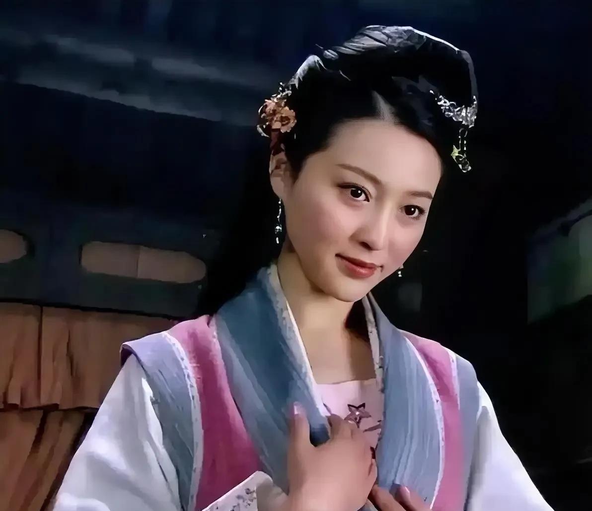 看看古人怎么夸潘金莲的:眉似初春柳叶，常含着雨恨云愁；脸如三月桃花，暗藏着风情