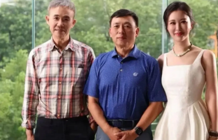 田朴珺标榜自己是独立女性，却事事带上老王为自己站台。采访段永平，风马牛不相及