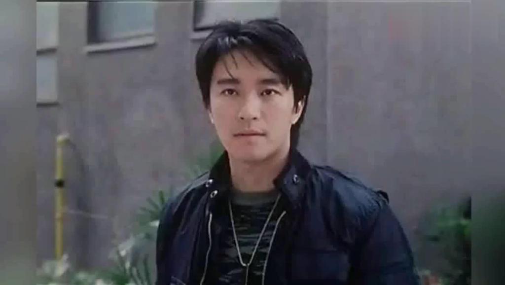 打开 周星驰才56岁就白发苍苍?刘德华不小心透露原因,果然有内幕!