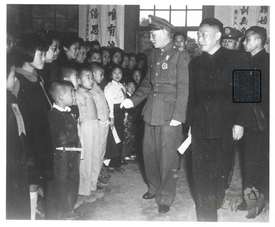 1946年4月，南京灵谷寺，蒋介石参加戴笠追悼公祭大会现场。1946年3月17日