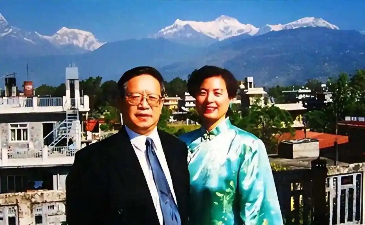 2005年，中国驻尼泊尔外交官朱敏才退休后，瞒着子女，带着妻子连夜离家，从此杳