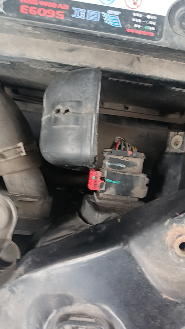 有没有大哥懂得拆这个大灯总成线束开关的15年的帝豪，买了个大灯总成回来换，保