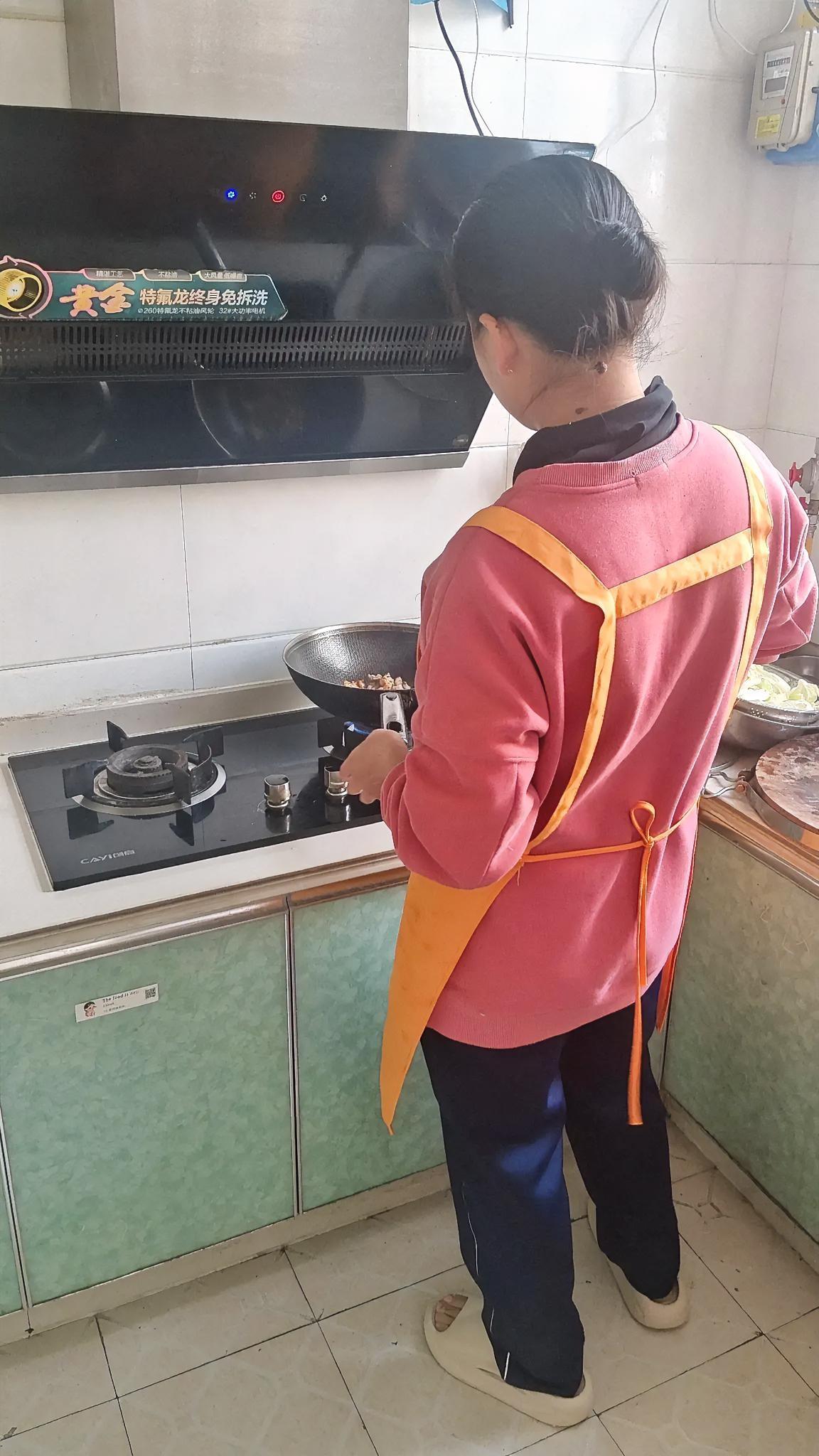 今天中午吃的白菜炒肉，肉是在超市买的11块钱一斤，买了一斤多点花了16元，白菜